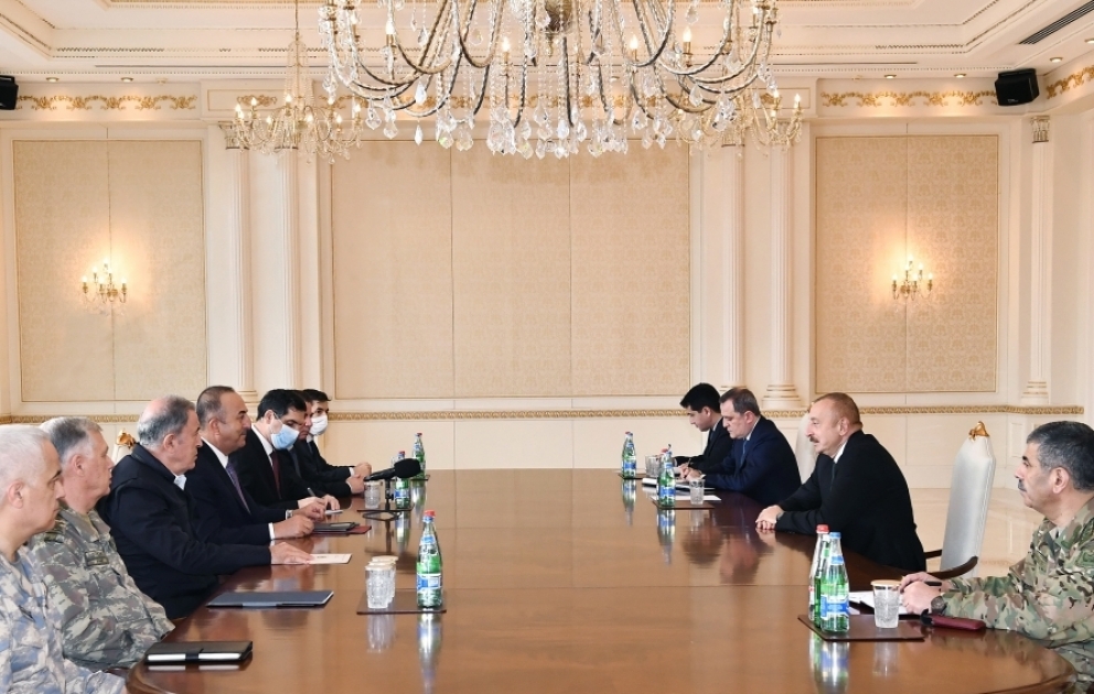 Präsident Ilham Aliyev empfängt türkischen Außenminister und nationalen Verteidigungsminister VIDEO