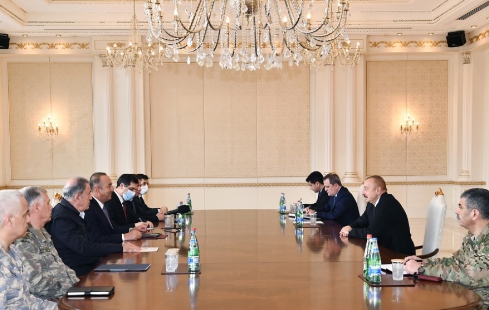 Le président Ilham Aliyev reçoit les ministres turcs des Affaires étrangères et de la Défense nationale VIDEO