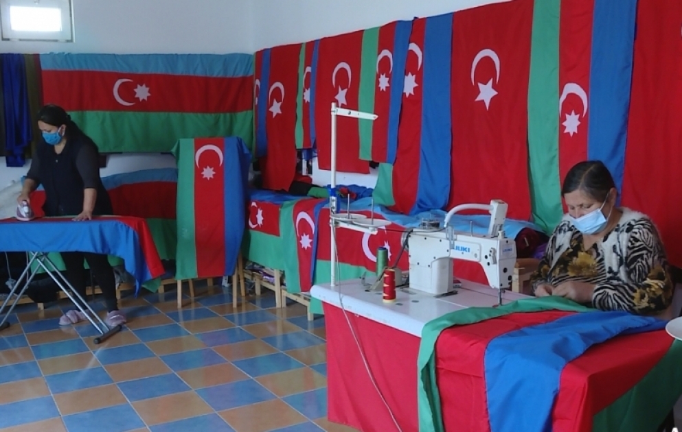 Tovuzda ana və qızı gündə onlarla bayraq tikərək sakinlərə təmənnasız paylayır FOTO VİDEO