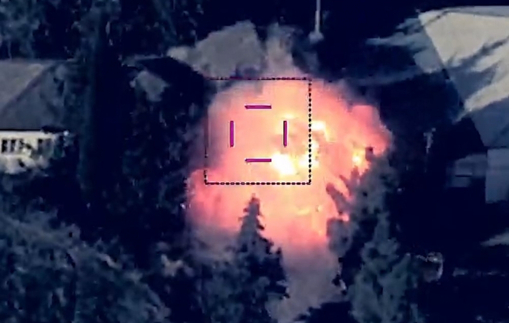 Bayraqdar hədəfi göstərir, Harop isə zərbə endirir VİDEO