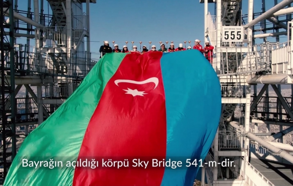 Azərbaycanın dövlət bayrağı dünyanın ən hündür beşinci göydələnində dalğalanıb VİDEO