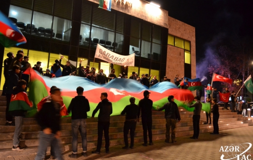 Şanlı Qələbənin sevinci: İsmayıllı sakinləri vətənpərvər şüarlarla izdihamlı yürüş ediblər FOTO VİDEO