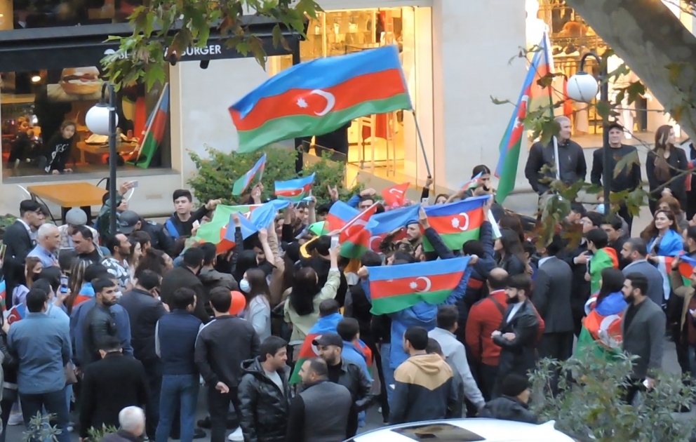 Şənlik edən Bakının bir anı – FOTO VİDEO