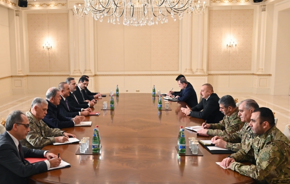Präsident Ilham Aliyev empfängt türkische Außen- und nationale Verteidigungsminister und den Leiter des Nationalen Geheimdienstes VIDEO
