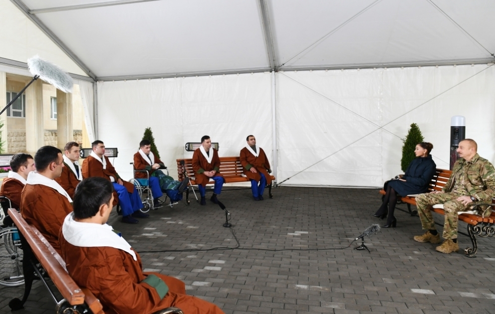President Ilham Aliyev and first lady Mehriban Aliyeva met with servicemen undergoing treatment at Clinical Medical Center No 1 VIDEO