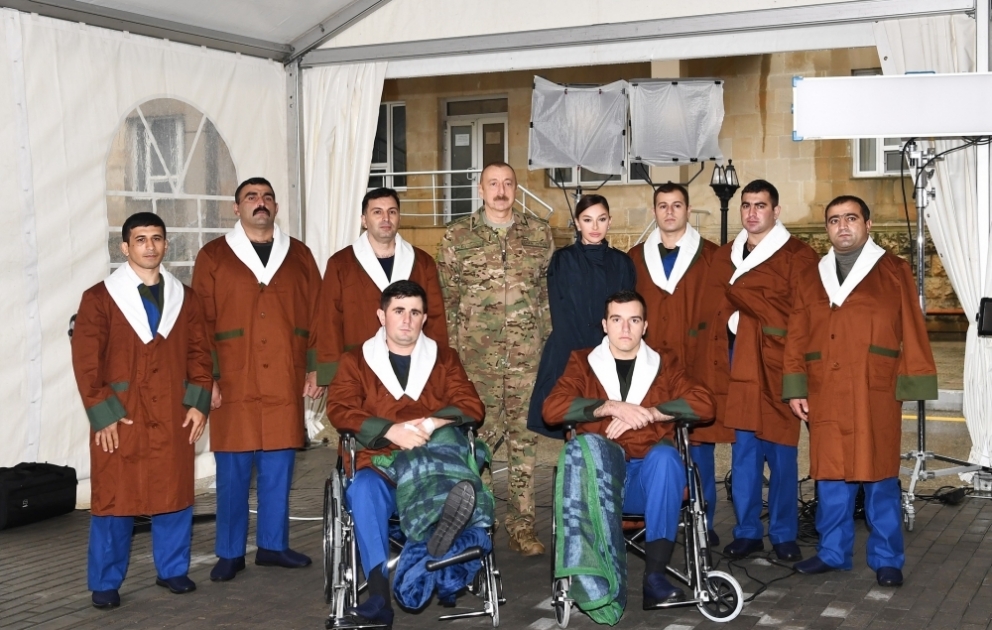 Prezident İlham Əliyev və birinci xanım Mehriban Əliyeva 1 saylı Kliniki Tibbi Mərkəzdə müalicə olunan hərbçilərlə görüşüblər YENİLƏNİB VİDEO