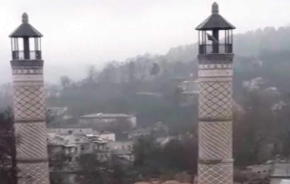 Des soldats azerbaïdjanais prient à la mosquée de Choucha VIDEO