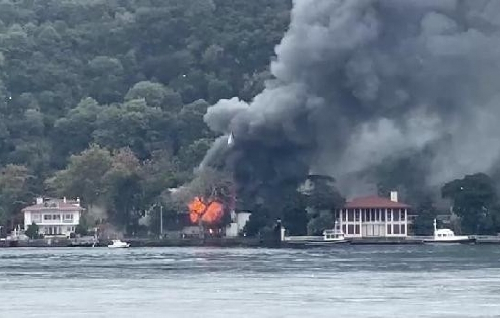 İstanbulda tarixi məsciddə yanğın baş verib VİDEO