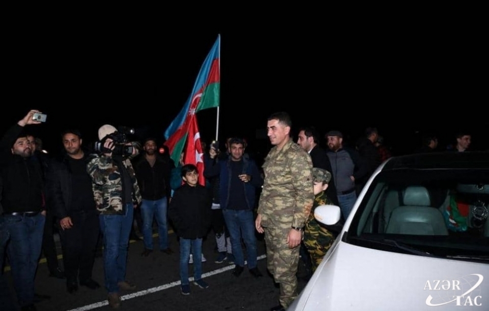 15 yaralı döyüş yoldaşını düşmən pusqusundan çıxaran zabitimiz evə dönüb VİDEO