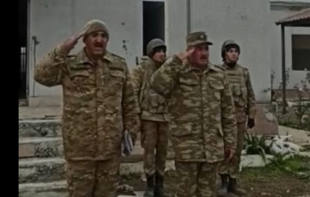 Aserbaidschanische Flagge im Dorf Schelli in Aghdam gehisst VIDEO