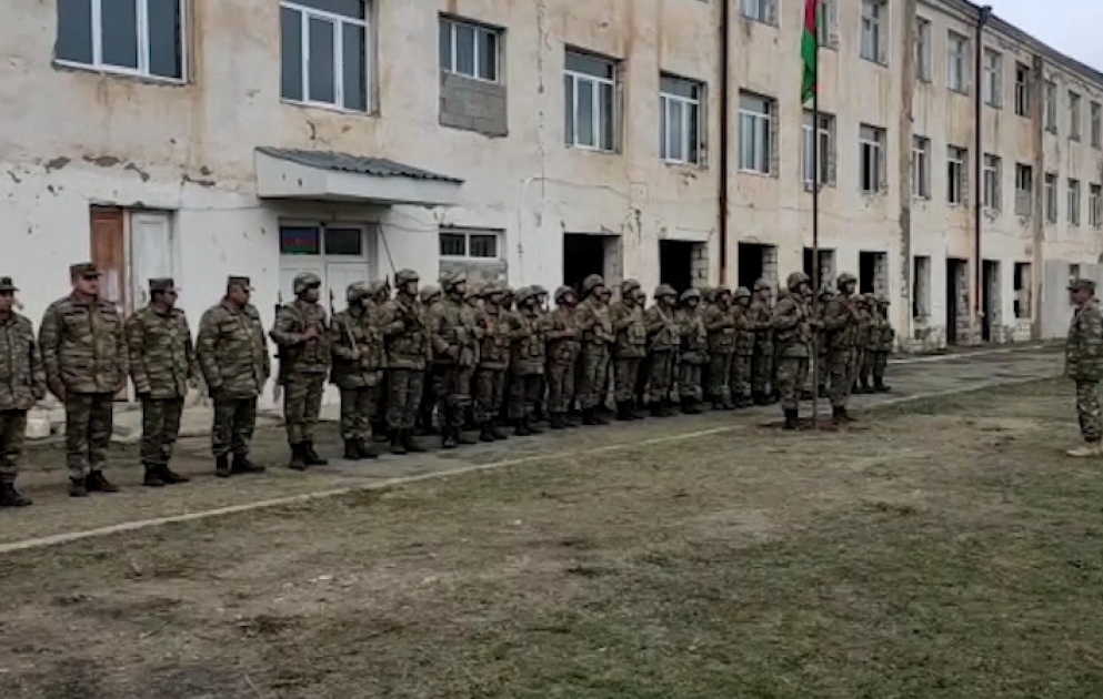 Ağdamın Gülablı kəndindəki keçmiş orta məktəbdə Azərbaycan bayrağı qaldırılıb VİDEO