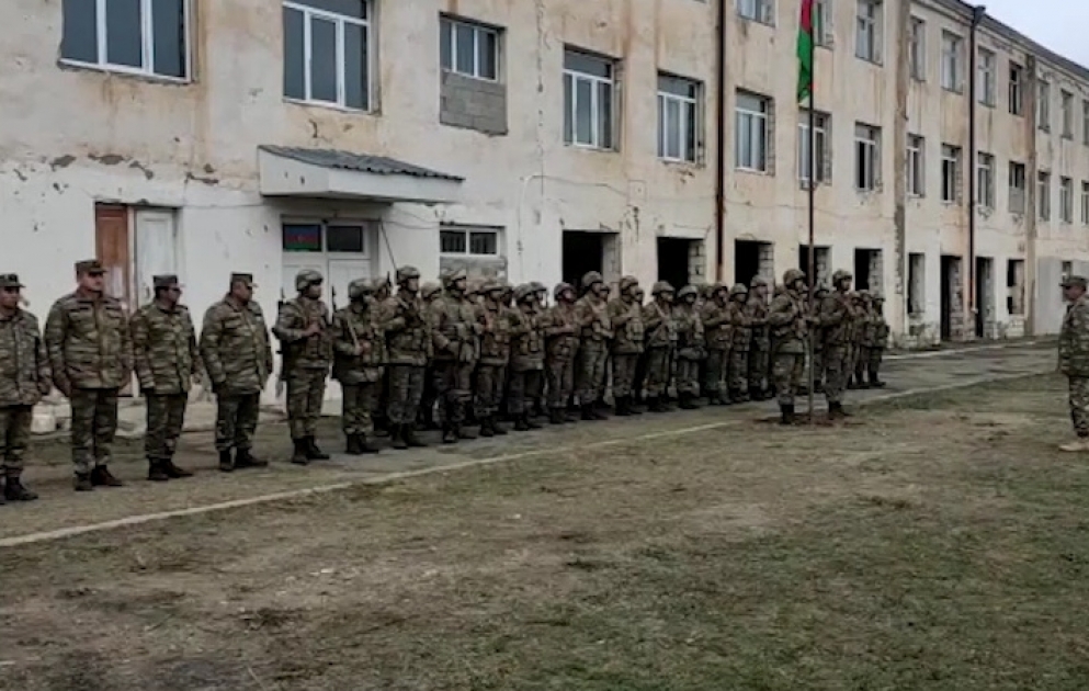 В бывшей средней школе села Гюлаблы Агдама поднят флаг Азербайджана ВИДЕО