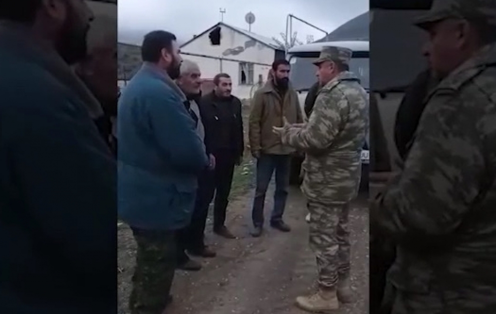Ağdam rayonunun Gülablı kəndində məskunlaşan ermənilər şəxsi əşyalarını çıxarmaq üçün hərbçilərimizə müraciət ediblər VİDEO