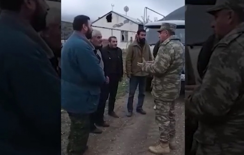 Армяне, заселенные в селе Гюлаблы Агдамского района, обратились к нашим военнослужащим с просьбой вынести личные вещи ВИДЕО