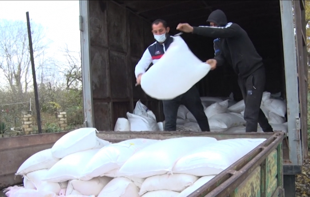Bu günə qədər 3 minə yaxın fermer mineral gübrələrin səyyar satış xidmətindən yararlanıb VİDEO