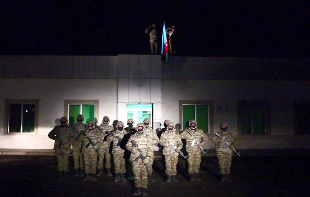 В освобожденном от оккупации Лачинском районе поднят азербайджанский флаг ВИДЕО