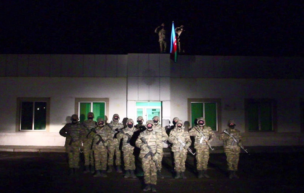 Aserbaidschanische Flagge in Latschin gehisst VIDEO