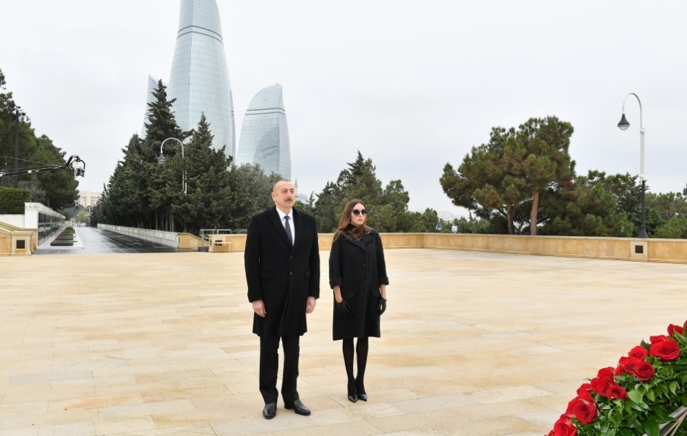 Президент Ильхам Алиев и первая леди Мехрибан Алиева почтили память шехидов ВИДЕО