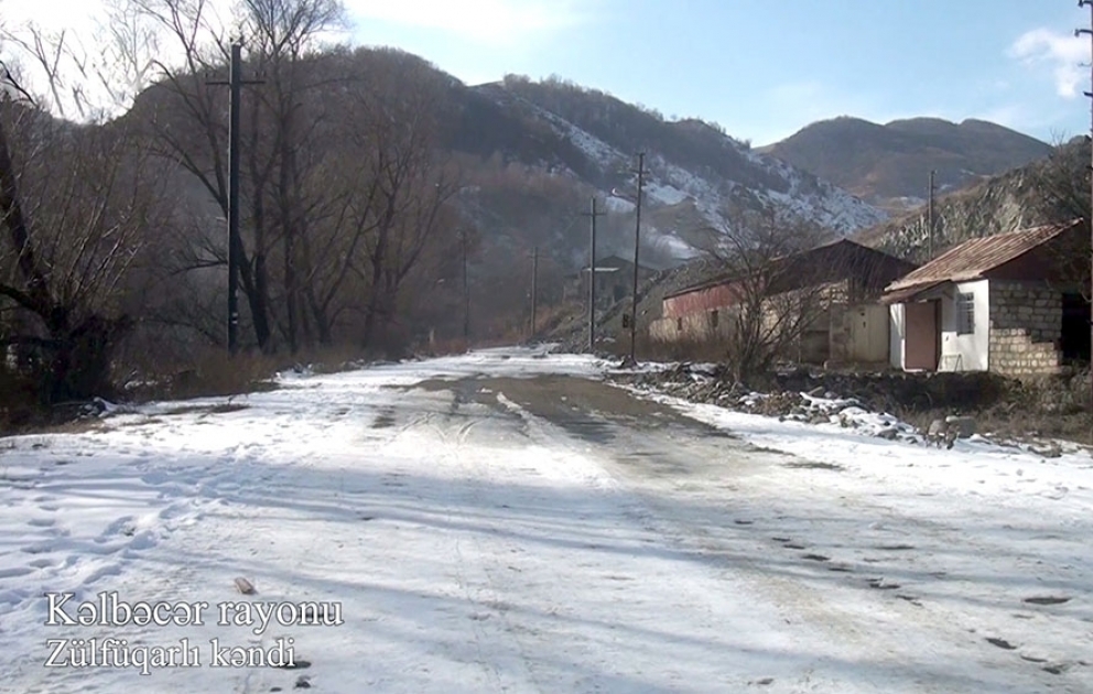 Videoaufnahmen aus dem von Besatzung befreiten Dorf Zulfugarli in der Region Kelbadschar veröffentlicht VIDEO