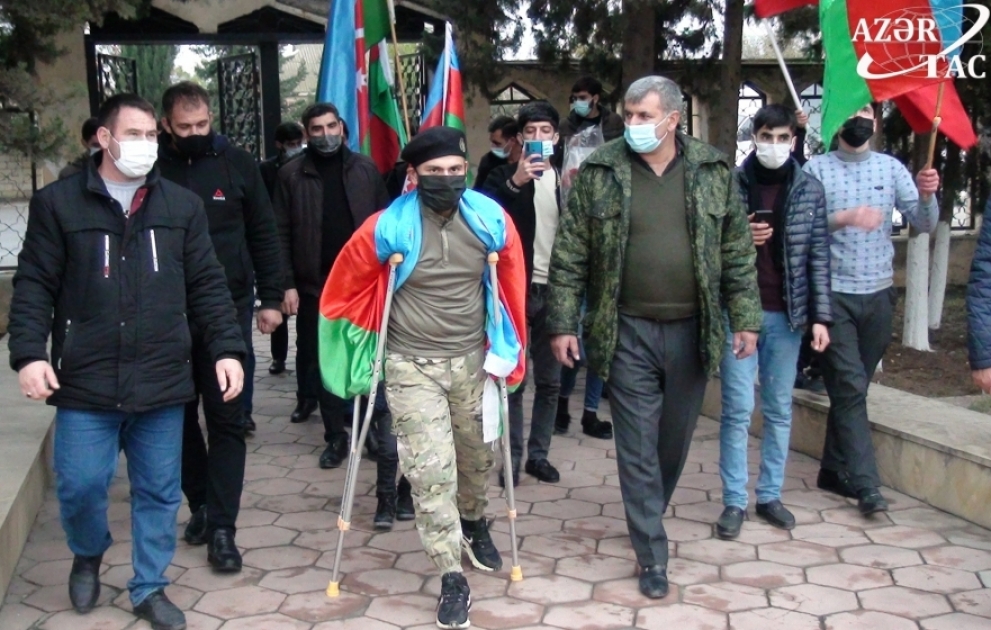 Şuşa uğrunda döyüşlərdə yaralanan qazi sağalaraq evinə dönüb VİDEO