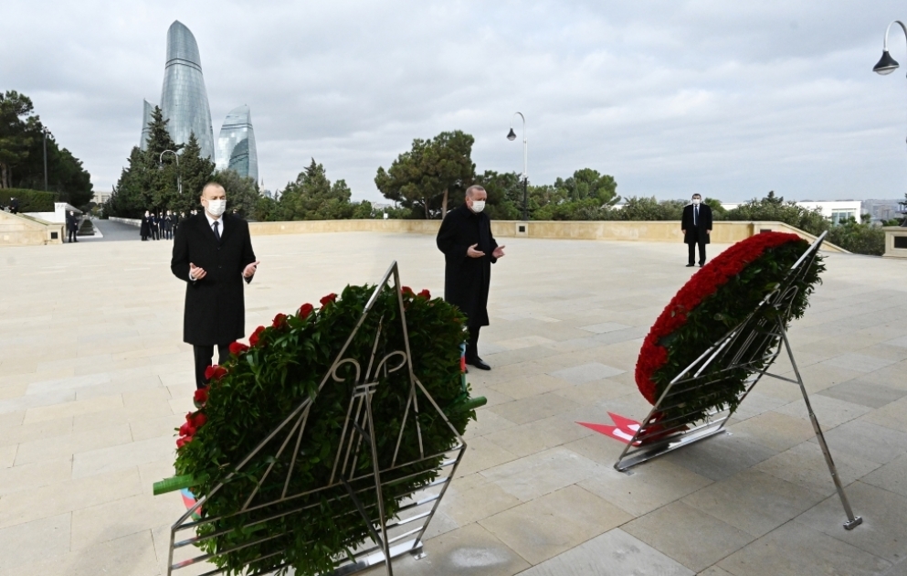 Präsident Ilham Aliyev und Präsident Recep Tayyip Erdogan besuchen Märtyrerallee VIDEO