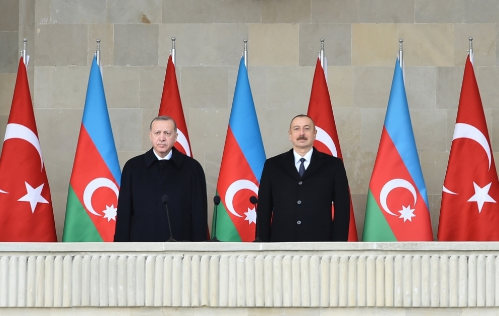 Militärparade zum Sieg im Vaterländischen Krieg in Baku Präsident, Oberbefehlshaber Ilham Aliyev und Präsident Recep Tayyip Erdogan nehmen an Siegesparade teil VIDEO
