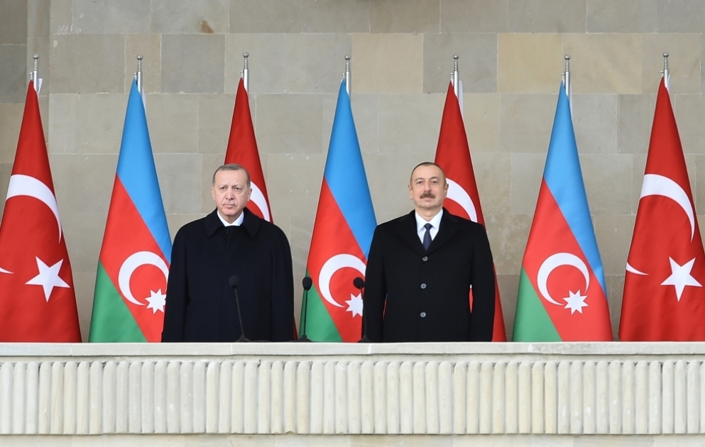 Une parade dédiée à la Victoire dans la Guerre patriotique s’est tenue sur la Place de la Liberté de Bakou Le président Ilham Aliyev et le président Recep Tayyip Erdogan ont assisté à la parade VIDEO