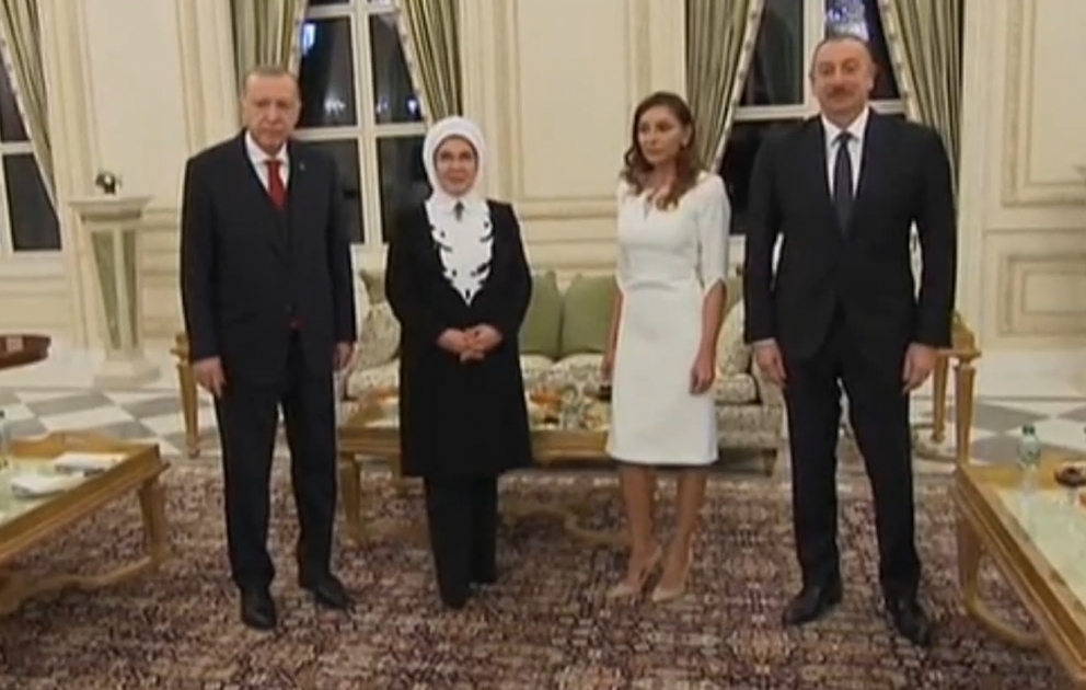 Präsident Ilham Aliyev und seine Ehefrau Mehriban Aliyeva geben ein Dinner zu Ehren von Präsident Recep Tayyip Erdogan und seiner Ehegattin Emine Erdogan VIDEO