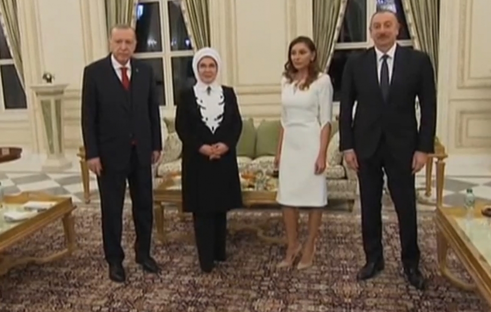 Le président Ilham Aliyev et son épouse Mehriban Aliyeva offrent un repas en l'honneur du président Recep Tayyip Erdogan et de son épouse Emine Erdogan VIDEO