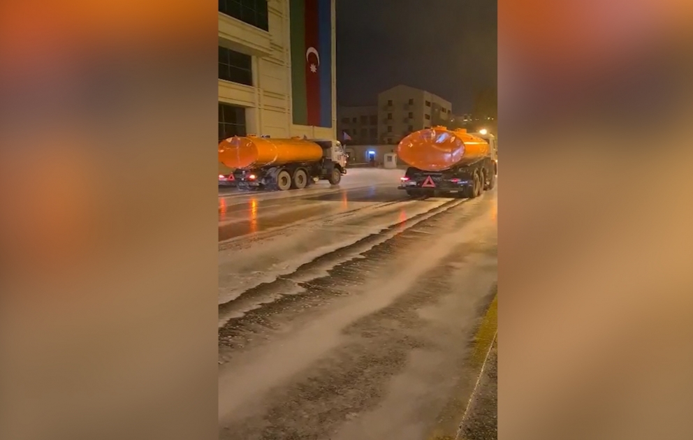 Straßen in Baku gleich nach Siegesparade und Feuerwerk desinfiziert VIDEO