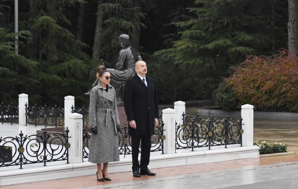Prezident İlham Əliyev və birinci xanım Mehriban Əliyeva ümummilli lider Heydər Əliyevin məzarını ziyarət ediblər YENİLƏNİB  VİDEO