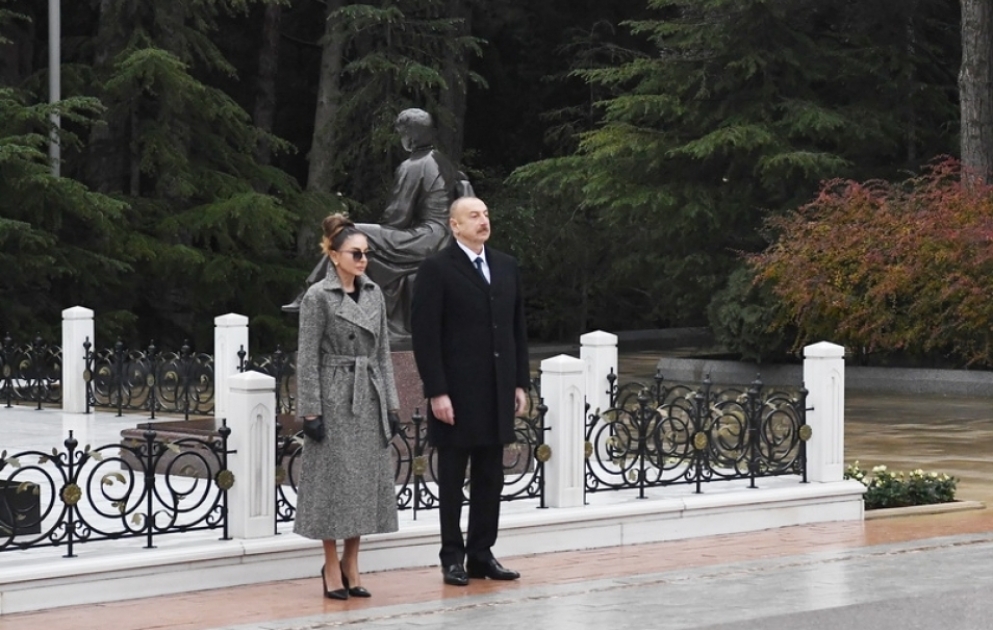 Le président Ilham Aliyev et la première dame Mehriban Aliyeva se recueillent devant la tombe du leader national Heydar Aliyev VIDEO