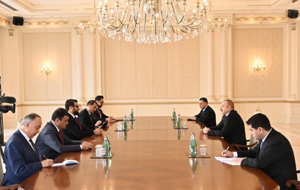 Präsident Ilham Aliyev empfängt Berater für nationale Sicherheit Afghanistans und den Leiter des PräsidialamtesVIDEO