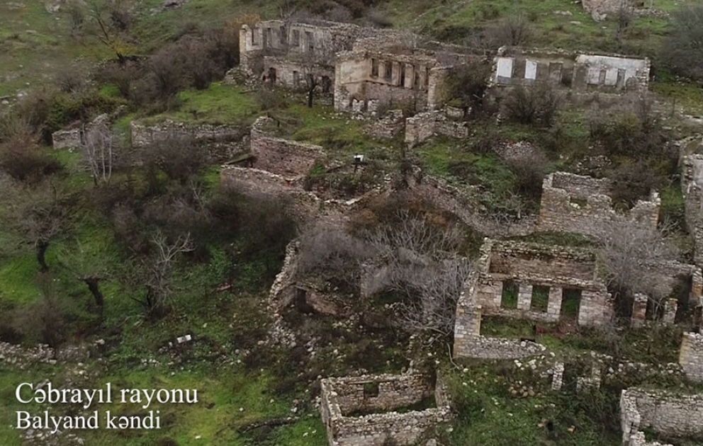 Verteidigungsministerium veröffentlicht Videoaufnahmen aus dem von der Besatzung befreiten Dorf Balyand in Region Jabrayil VIDEO