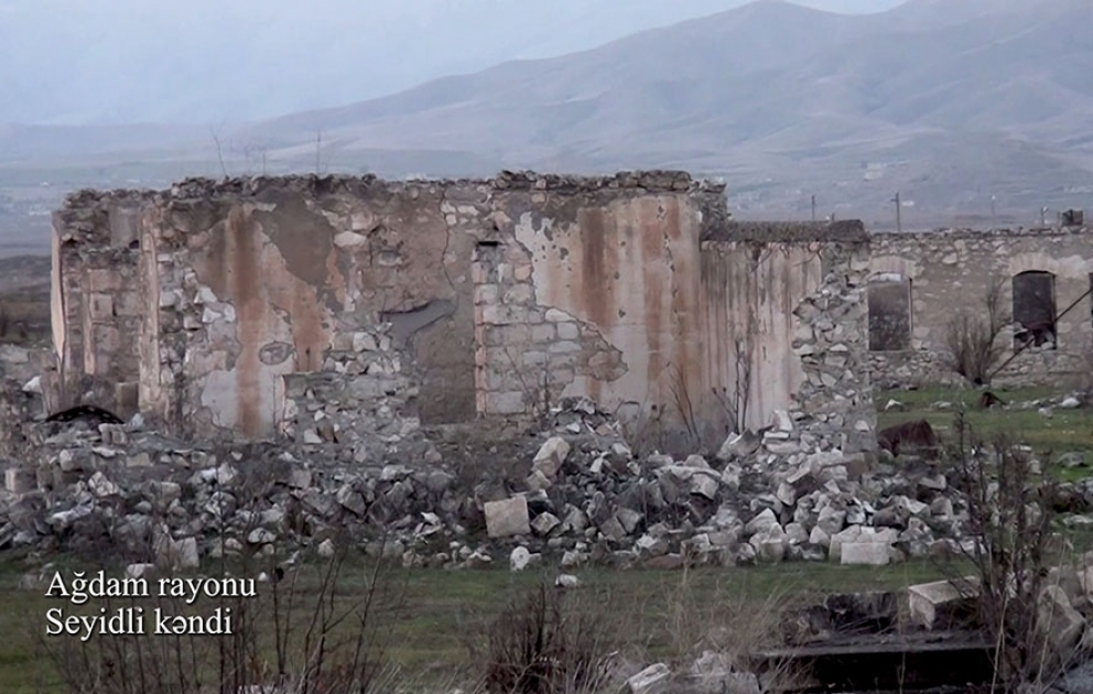 Verteidigungsministerium veröffentlicht Videoaufnahmen aus dem von Besatzung befreiten Dorf Seyidli im Rayon Aghdam VIDEO