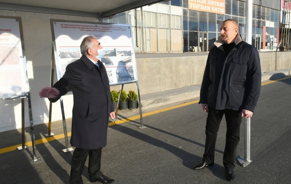 Le président Ilham Aliyev prend connaissance des travaux réalisés sur un tronçon de la route Bakou-Gouba-frontière avec la Russie  Le président de la République a également inauguré le premier tronçon de 30 km de la nouvelle route faisant partie du corridor de transport international Nord-Sud VIDEO