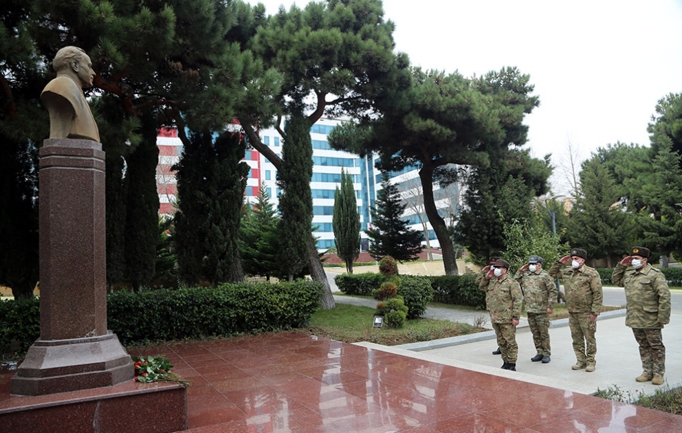 Müdafiə naziri bayramlar münasibətilə hərbi hospitalda olub VİDEO