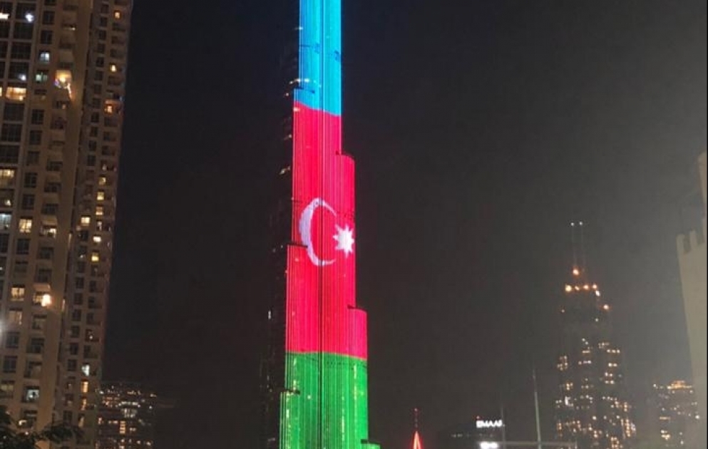 Dünyanın ən hündür binasında Yeni il gecəsində Azərbaycan bayrağı da əks olunub VİDEO