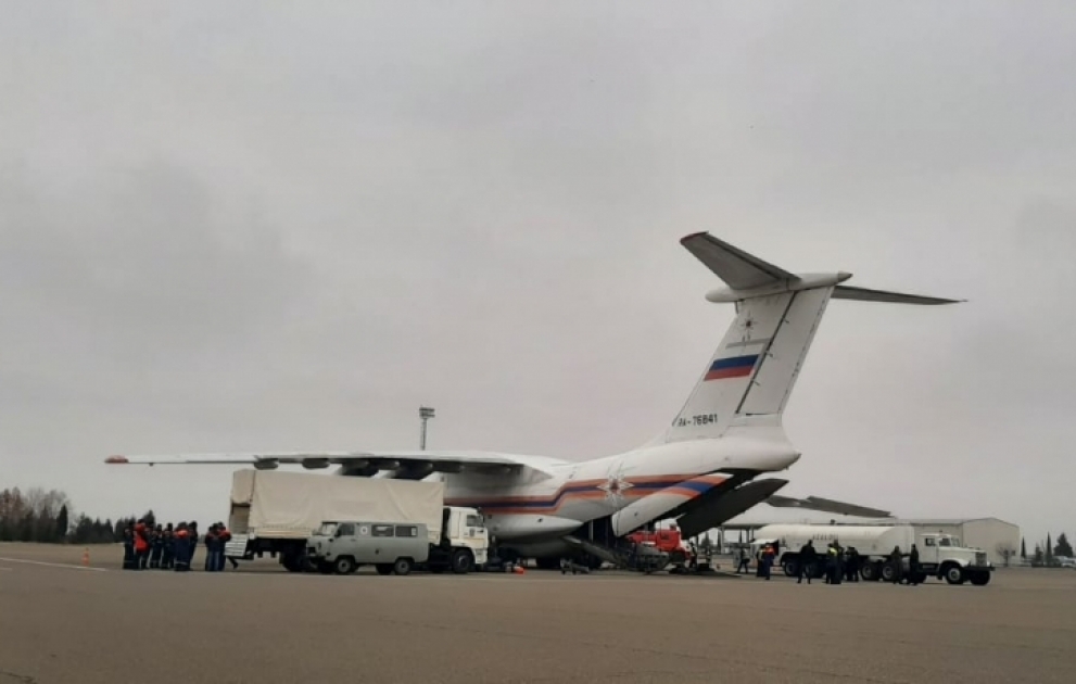 Самолет с саперами МЧС России приземлился в Гяндже ВИДЕО