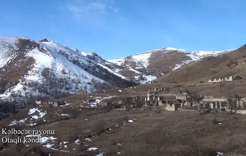 Verteidigungsministerium: Videoaufnahmen aus dem von Besatzung befreiten Dorf Otaghli in Region Kelbadschar VIDEO