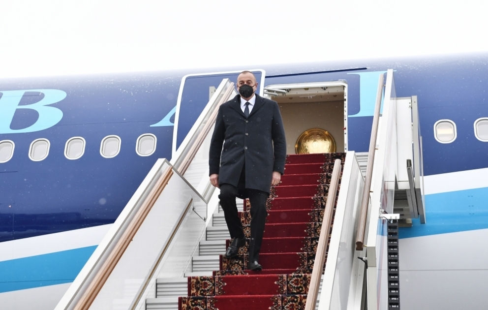 Präsident Ilham Aliyev zu einem Arbeitsbesuch in Moskau angekommen VIDEO