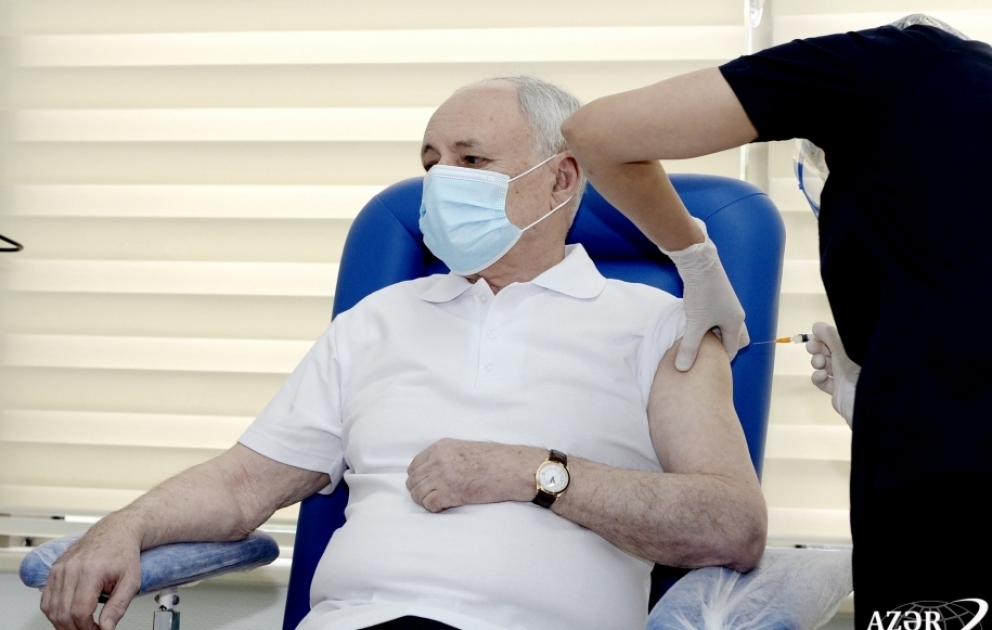 Aserbaidschanischer Gesundheitsminister lässt sich impfen VIDEO