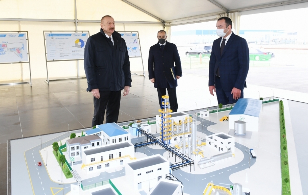 Präsident Ilham Aliyev legt Grundstein von zwei Betrieben im Sumgayit Chemieindustrie-Park und weit hier Flachglasfabrik ein VIDEO