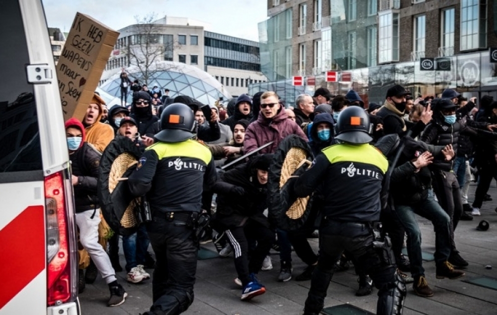 Niderlandda nümayişçilərlə polis arasında qarşıdurma yaranıb VİDEO