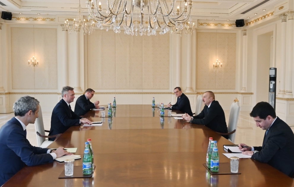 Präsident Ilham Aliyev empfängt französischen Staatssekretär beim Ministerium für Europa und auswärtige Angelegenheiten VIDEO