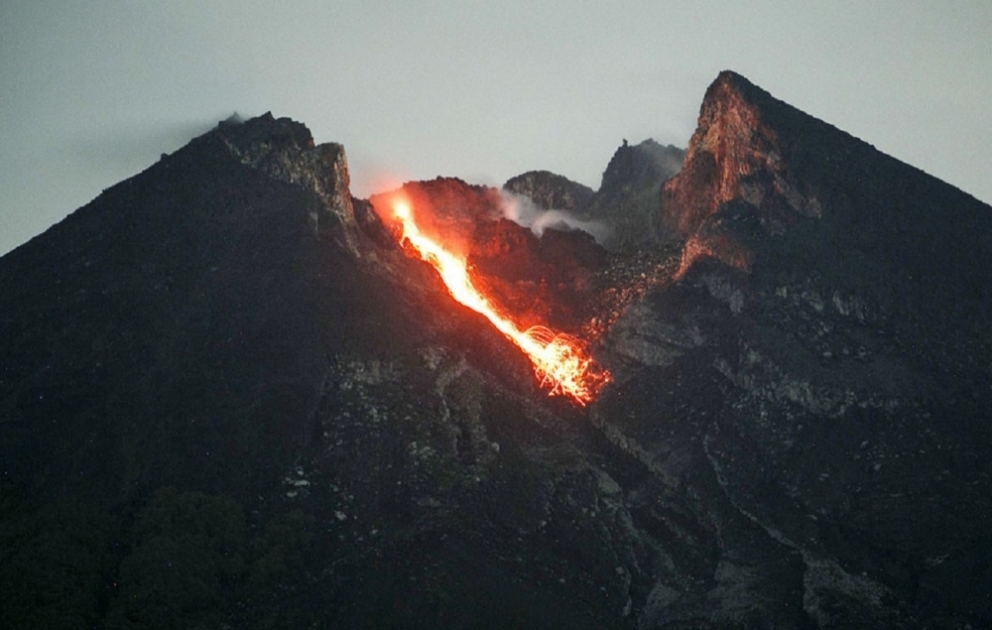 İndoneziyanın ən fəal Merapi vulkanı püskürməyə başlayıb VİDEO