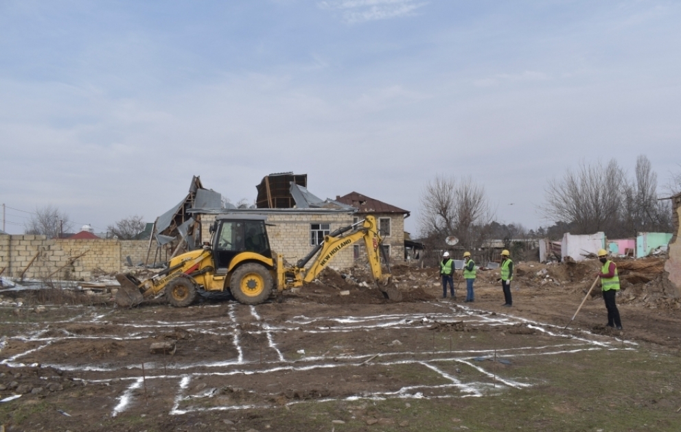 Beylagan : les maisons détruites par les tirs ennemis sont reconstruites VIDEO
