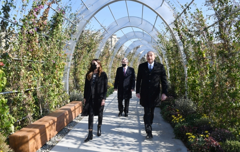 Le président Ilham Aliyev et la première dame Mehriban Aliyeva parrticipent à l'ouverture d'un nouveau parc dans l’arrondissement de Yasamal de la capitale VIDEO
