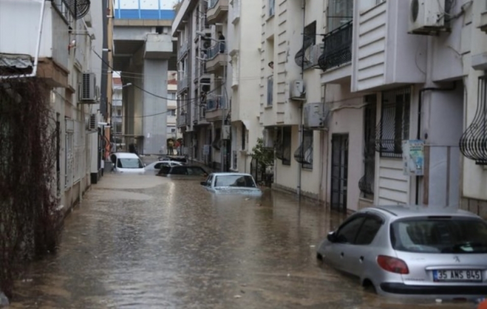 Türkiyədə meydana gələn sel nəticəsində bir nəfər həlak olub VİDEO