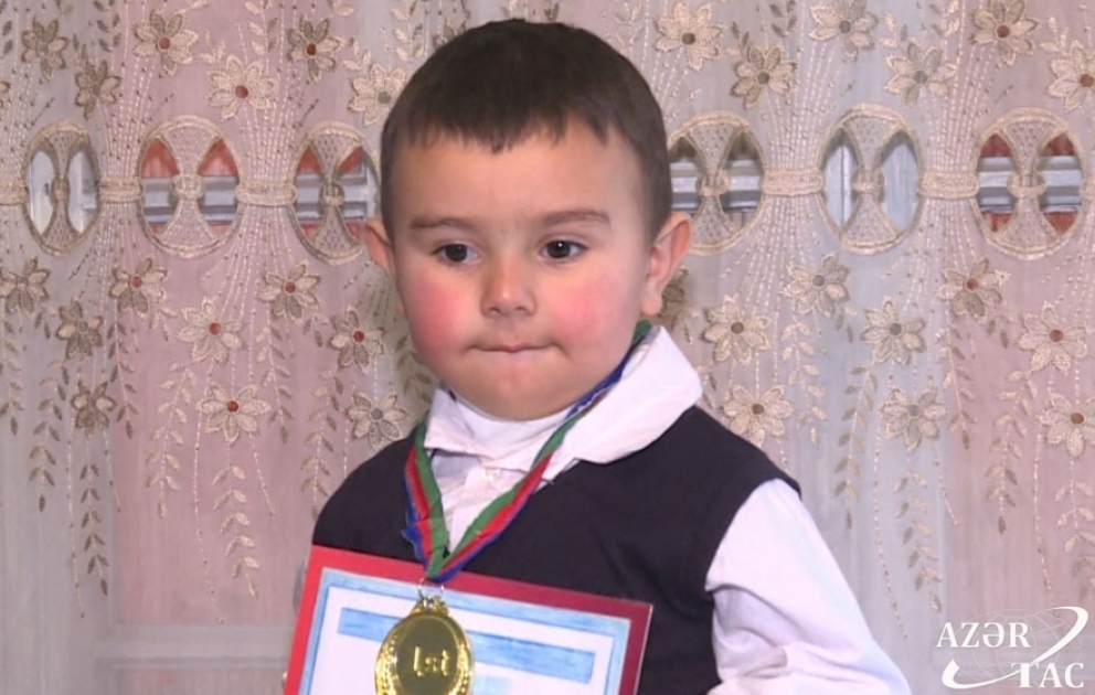 Üç yaşı var, sərbəst yazıb oxuyur, Quran ayələrini əzbər bilir  FOTO VİDEO